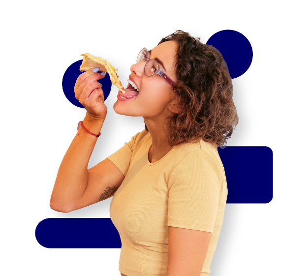 mulher comendo pizza